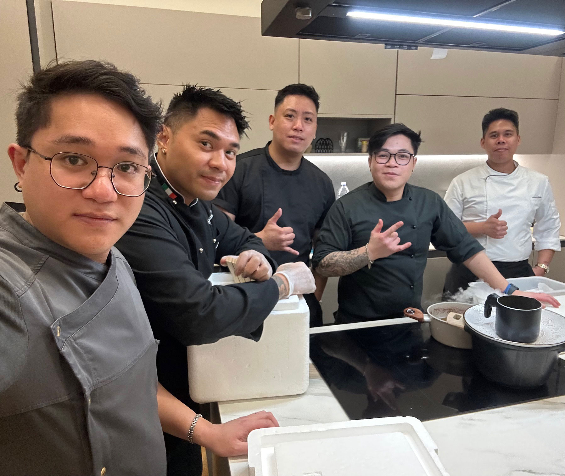 La brigata Karakase accanto a un buffet sushi per un evento
